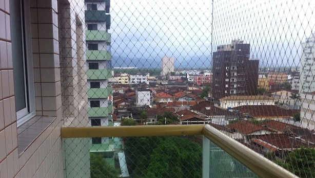 Un balcone con vista sulla città, che include edifici e uno specchio d'acqua.