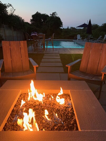 Stunning hse-AC, heatd Pool, spa, fire pit, private acre, walk/free bus to town