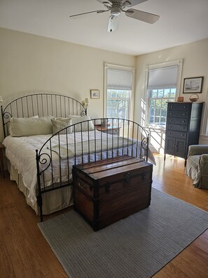 5 bedrooms, desk, iron/ironing board, travel cot