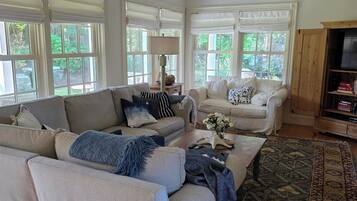 Smart TV, lareira, mesa de pingue-pongue, livros