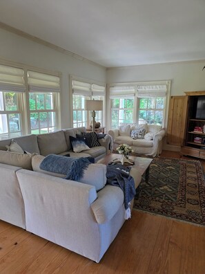 TV connectée, cheminée, table de tennis de table, livres