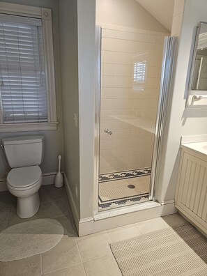 Combined shower/bathtub, hair dryer, towels, soap