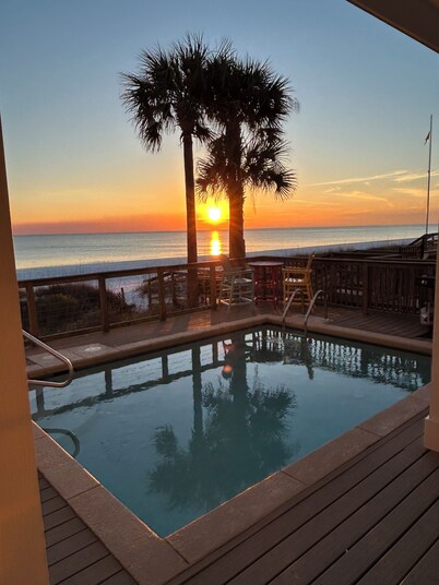 6 bedroom Oceanfront House w Private Pool & Hot Tub - 250K reno complete Feb '25