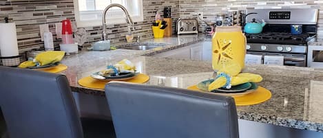 Kylskåp, mikrovågsugn, ugn och spishäll