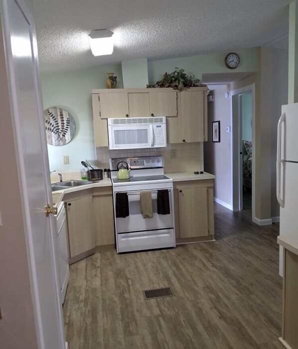 Fridge, microwave, oven, stovetop - Enjoy Life in the Villages  (Lady Lake)