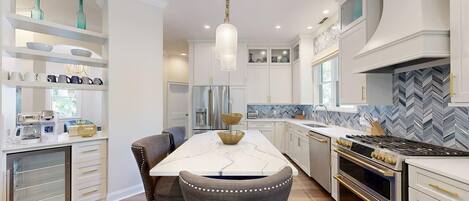 ثلاجة، ميكروويف، فرن، موقد طهي مسطح