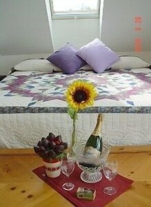 1 soverom, skrivebord, strykejern/-brett og reiseseng for barn