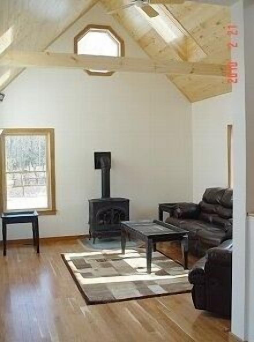 Smart TV, chimenea, reproductor de DVD, mesa de ping pong