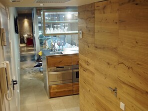 Frigorifero, microonde, forno, piano cottura