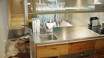 Réfrigérateur, micro-ondes, four, plaque de cuisson