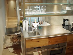 Kühlschrank, Mikrowelle, Ofen, Herdplatte