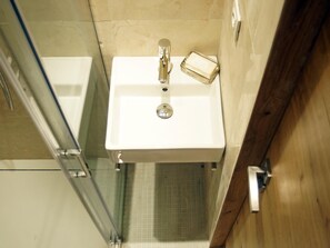 Badewanne, kostenlose Toilettenartikel, Haartrockner, Handtücher