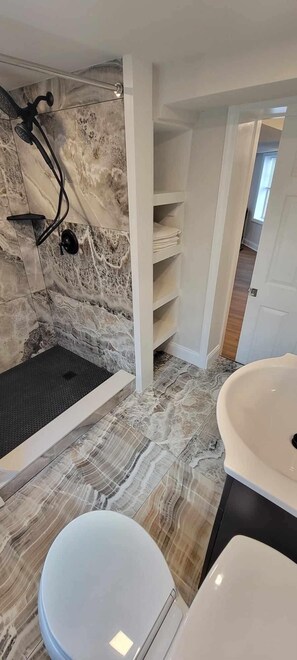 Ensemble baignoire-douche, séchoir à cheveux, serviettes fournies