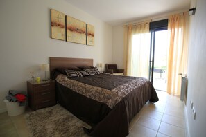 3 chambres, fer et planche à repasser, Wi-Fi gratuit, draps fournis