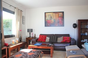 Smart-TV, DVD-Player, Bücher, Videothek