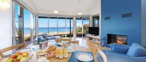 Vila panorâmica, 2 quartos, vista para o mar | Área de estar | Smart TV, lareira, DVD player