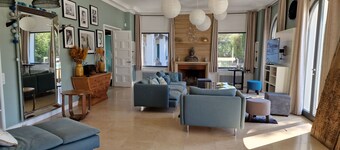 In the countryside, a very large villa to gather Family and Friends
