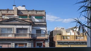 A multi-story building with balconies and a clear blue sky. - Sepulveda - RamblasRentals Stylish Bright 3BR New Catalan Flat 10m Ramblas - Parking - Wifi (Barcelona)