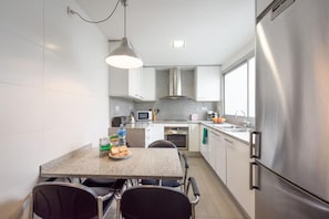 Réfrigérateur, micro-ondes, cafetière/bouilloire, tables à manger