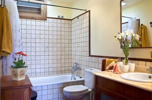 Combined shower/bathtub, hair dryer, towels, soap