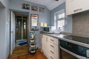 Microwave, oven, dishwasher, toaster - Cosy, quirky, charming coastal cottage (Sea Palling)