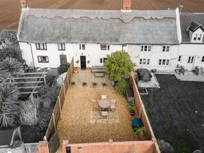 Outdoor dining - Cosy, quirky, charming coastal cottage (Sea Palling)