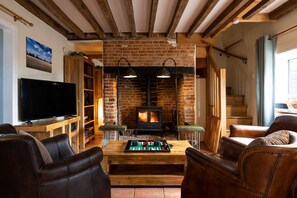 TV, fireplace, books, stereo - Cosy, quirky, charming coastal cottage (Sea Palling)