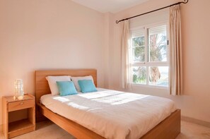 4 habitaciones, tabla de planchar con plancha, wifi y ropa de cama 