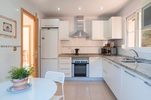 Luxury Villa Private Gated Pool, Garden, Patio Fantastic views Families & Golf.