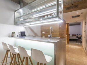 Kylskåp, mikrovågsugn, ugn och spishäll