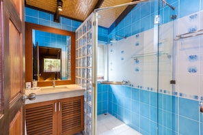 Combined shower/tub, towels, toilet paper