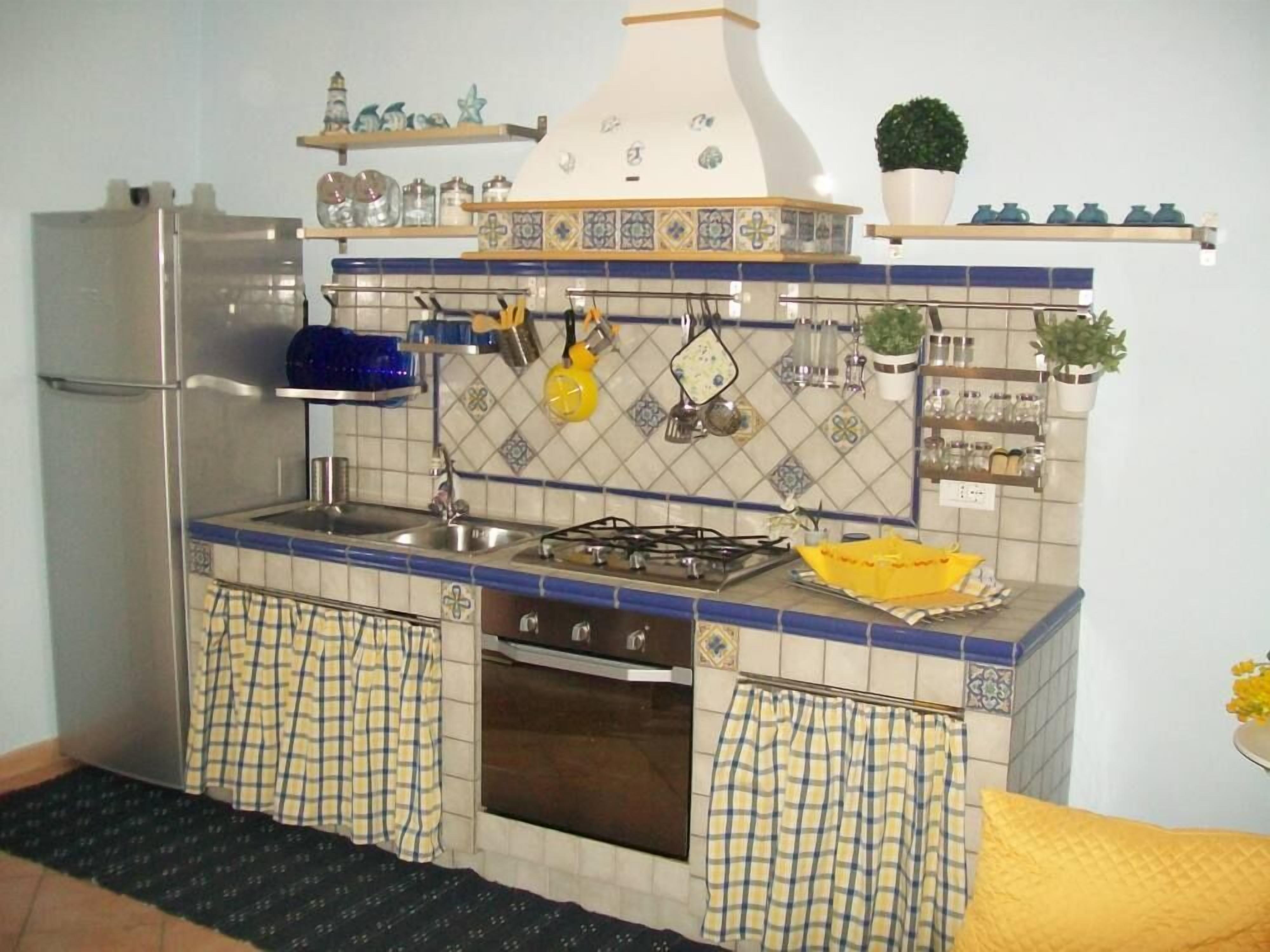 Refrigerador, horno, parrilla de estufa y utensilios de cocina 