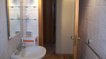 Douche, sĂšche-cheveux, serviettes fournies