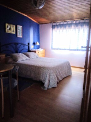 6 habitaciones, tabla de planchar con plancha, wifi y ropa de cama