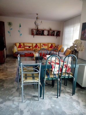 Dining - Holiday duplex, tourist use housing. (Ardia)