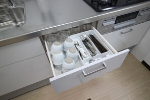 Full-size fridge, microwave, oven, stovetop - Akizero Onnason (Onna)