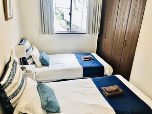 3 habitaciones, escritorio y espacio para trabajar con laptop 