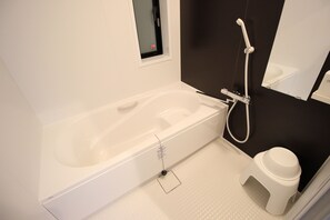 Baignoire et douche séparées, baignoire profonde