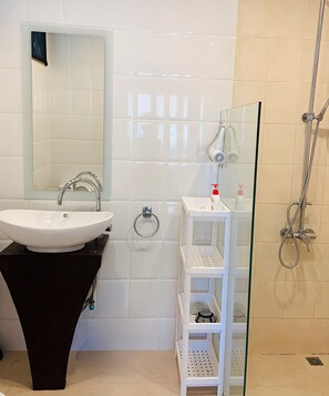 Suihku, pyyhkeet, saippua, vessapaperi