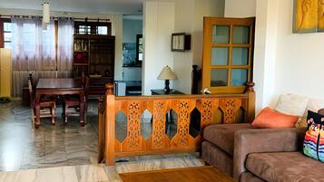 Een smart-tv, boeken en een stereo