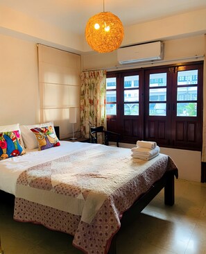 4 makuuhuonetta, tallelokero huoneessa, vauvan matkasänky