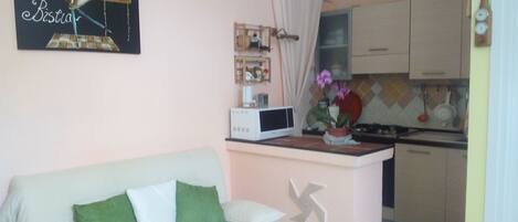 Smart-TV, Kamin, Bücher