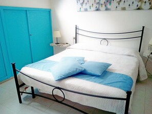 2 soverom, strykejern/-brett og reiseseng for barn