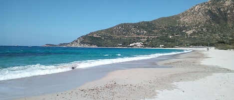 Una spiaggia nelle vicinanze, lettini da mare, teli da spiaggia