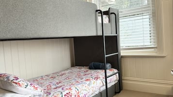 8 chambres, bureau, fer et planche à repasser, lit parapluie