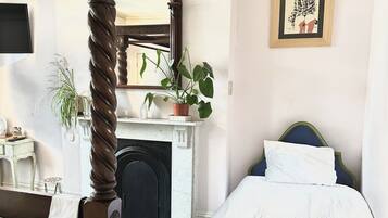 8 bedrooms, desk, iron/ironing board, travel crib