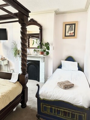 8 soverom, skrivebord, strykejern/-brett og reiseseng for barn