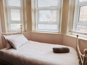 8 habitaciones, escritorio y tabla de planchar con plancha