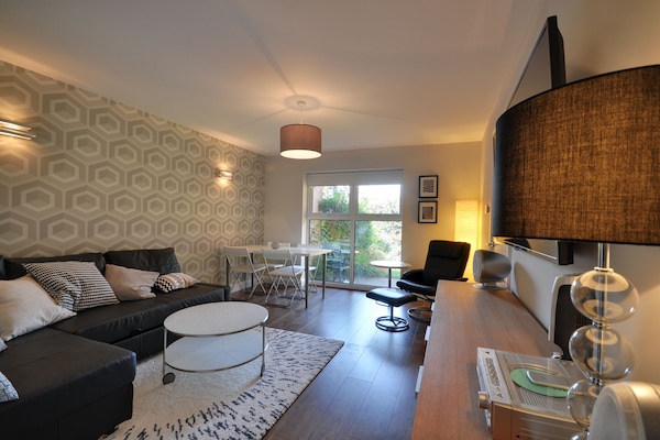 Lounge & Dining Area With Stream Tv