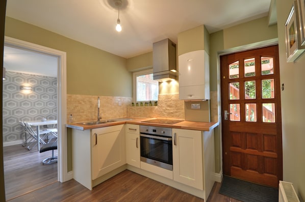 ثلاجة، ميكروويف، فرن، موقد طهي مسطح